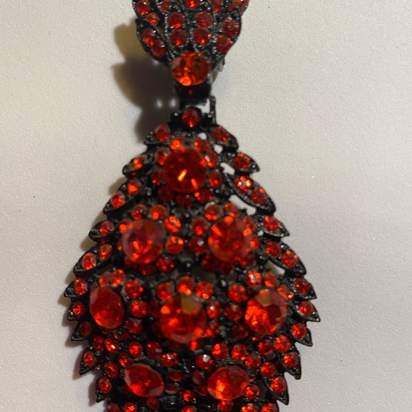 THELMA DEUTSCH EARRINGS: 1980’s Fire Red Stone Dangle set in Matte Black Metal - Picture 3 of 4